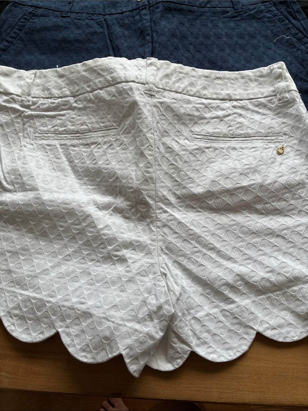 Lot of four crown & ivy Scalloped Eyelet Shorts - White, Navy, Black, Grey - Picture 4 of 9